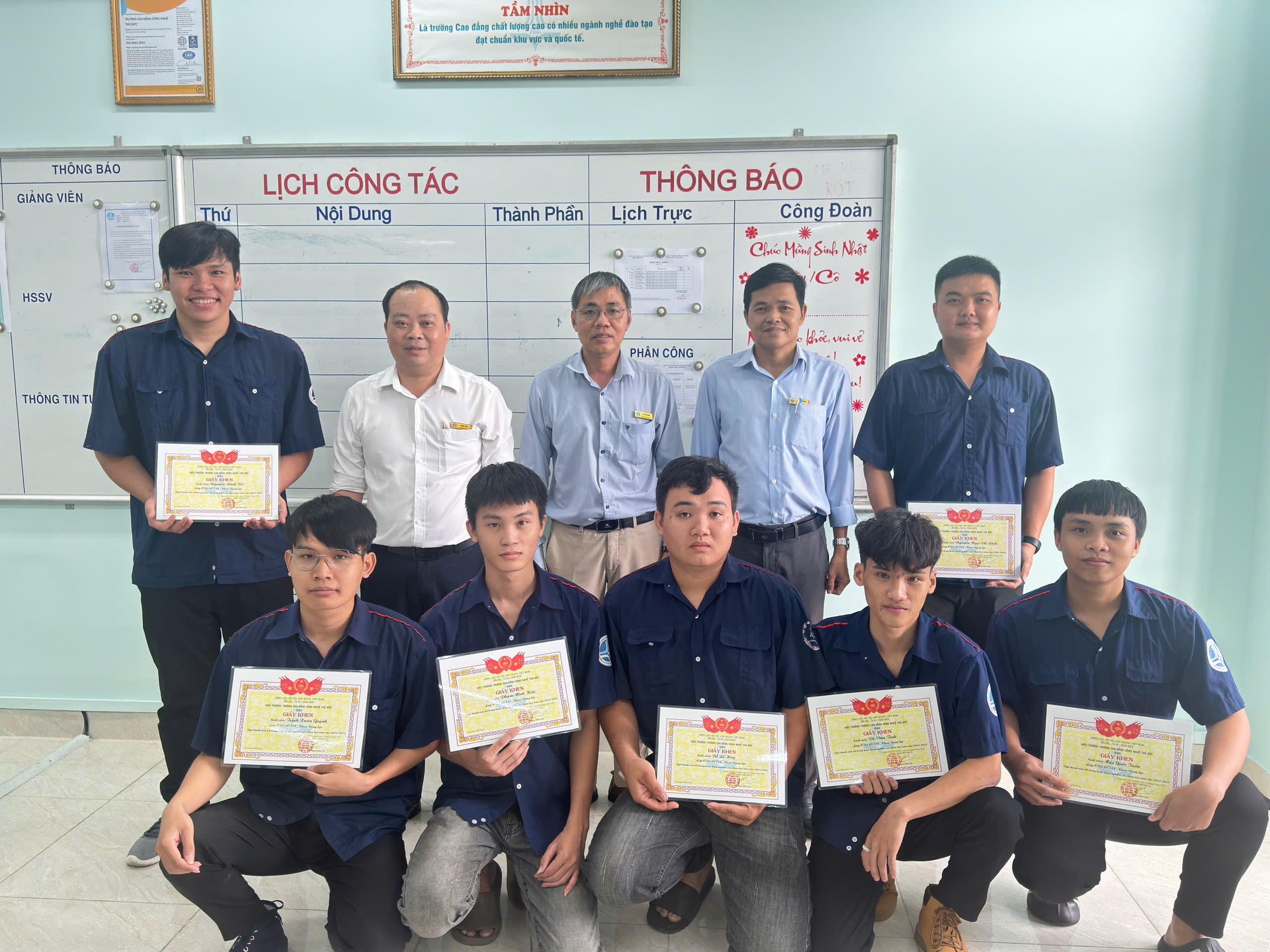 Khoa Động lực trao tặng Giấy khen cho sinh viên đạt thành tích tốt trong nghiên cứu khoa học 